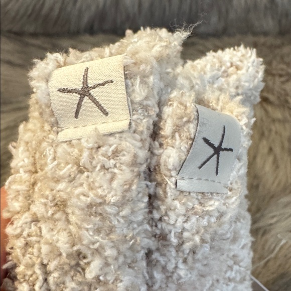 PRICE FIRM NWOT Barefoot Dreams Tan Fluffy Socks - Picture 5 of 5